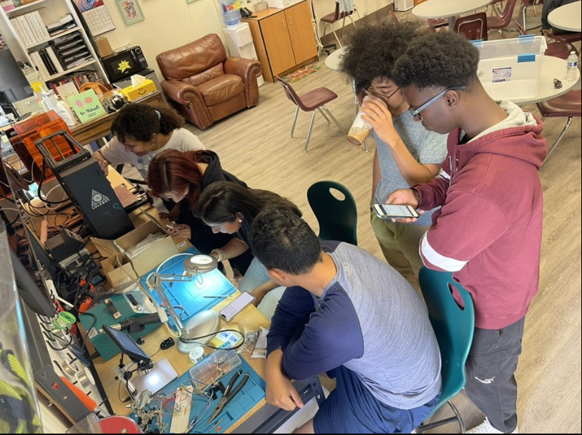 6 members (Koji, Anthony, Alex, Isabel, Vanessa, and Kaitlyn) crowding around our device.